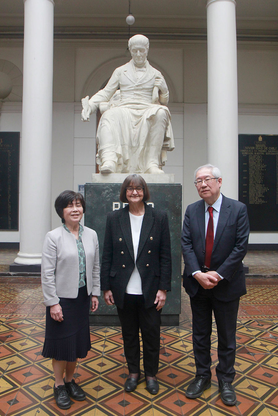 De izquierda a derecha: Maki Kawai, presidente del NINS, Rosa Davies, presidenta de la Universidad de Chile, y Tsunita, directora general de la NAOJ.