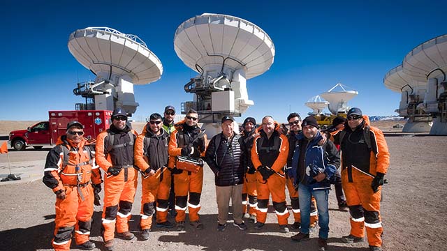 ALMA received a visit from UN Secretary-General António Guterres, who explored the array site high in Chile’s Atacama Desert. The antenna maintenance group, a crew that is key to the Observatory’s operation, is seen in this picture alongside Guterres.