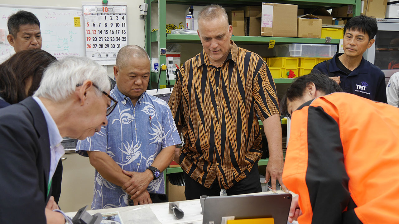 Receiving an explanation of ALMA receiver parts fabricated with the 3D printer in the Advanced Technology Center.