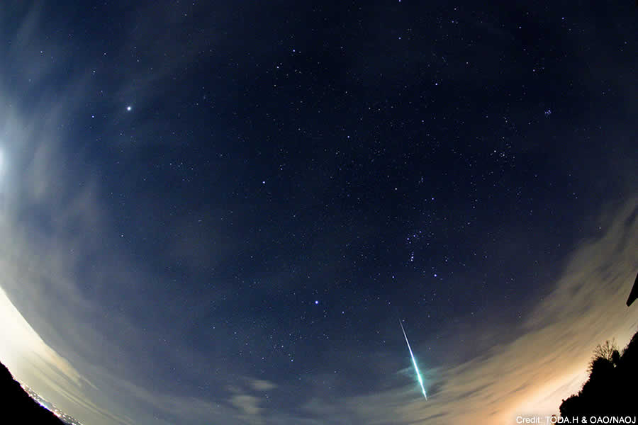 冬空を射抜くふたご座流星群の流星